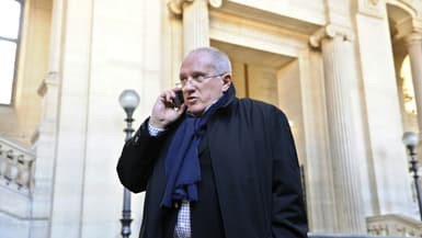 Antoine Sollacaro, l'un des avocats du militant indépendantiste corse Yvan Colonna, en train de téléphoner devant le tribunal de Paris, le 16 mars 2009