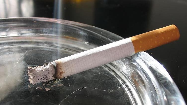 Image d'illustration - une cigarette en train de se consumer
