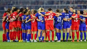 Joueuses canadiennes et américaines ensemble avant le coup d'envoi du match de She Believes Cup, le 16 février 2023