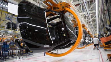 Un transporteur rotatif transporte la cabine d'un tout nouveau Ram 1500 2019 à l'usine d'assemblage Stellantis "SHAP" de Sterling Heights (Michigan). 