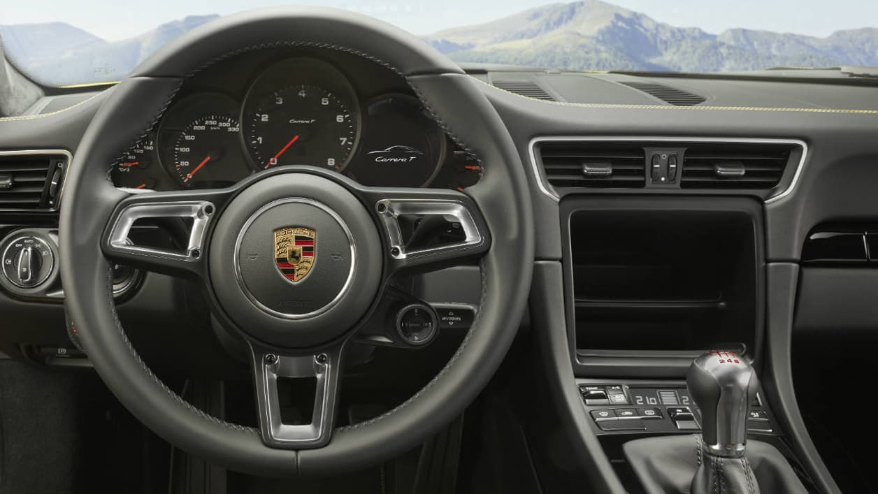 Volant sport GT, mais pas d'écran dans cette 911 T. L'allègement est la priorité du constructeur allemand.
