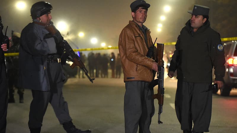 Des forces de sécurité afghanes devant le lycée Esteqlal, à Kaboul, le 11 décembre.
