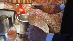 Un verre de vin pétillant sans alcool, le 25 janvier 2023 à Paris