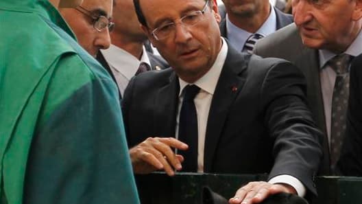 En visite au Salon de l'élevage à Rennes, François Hollande a fait mardi de la lutte contre les fluctuations des prix alimentaires et des matières premières l'une des conditions du redressement du secteur agricole français et de l'élevage en particulier.