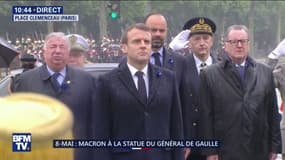 Sous une pluie battante, Emmanuel Macron a déposé une gerbe devant la statue de De Gaulle