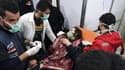 Un Syrienne recevant un traitement dans un hôpital d'Alep après une probable attaque au gaz toxique le 24 novembre 2018.