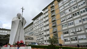 Une statue de Jean-Paul II devant l'hôpital Gemelli de Rome, le 14 février 2025