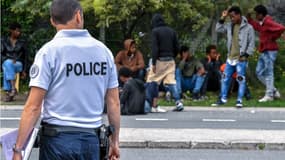 Un policier à Calais, devant la "jungle"
