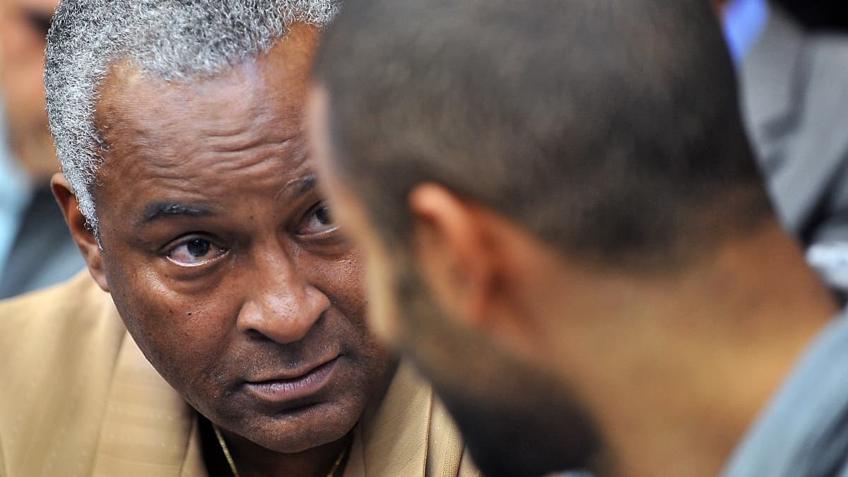 Tony Parker Senior en discussion avec son fils en 2010