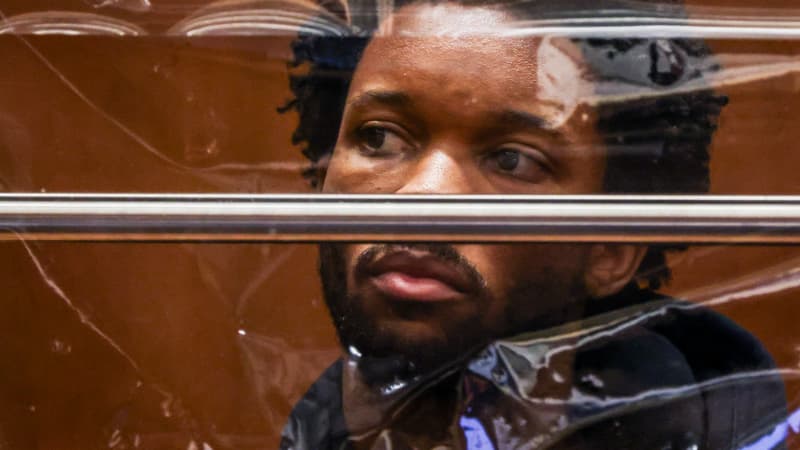 Accusé d'avoir tué et démembré une adolescente, le chanteur D4vd n'esquisse aucune réaction face aux photos de la victime