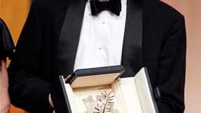 En l'absence son réalisateur, Terrence Malick le producteur Bill Pohlad est monté sur la scène du Palais des festivals pour recevoir la Palme d'or du 64e Festival de Cannes attribuée à "L'Arbre de Vie". /Photo prise le 22 mai 2011/REUTERS/Eric Gaillard