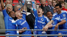 John Terry et Frank Lampard soulèvent la Cup