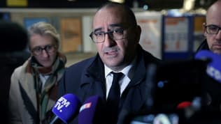 Le préfet de police de Paris Laurent Nunez (C) s'exprime devant la presse le 3 février 2024 après une attaque à l'arme blanche à la gare de Lyon à Paris