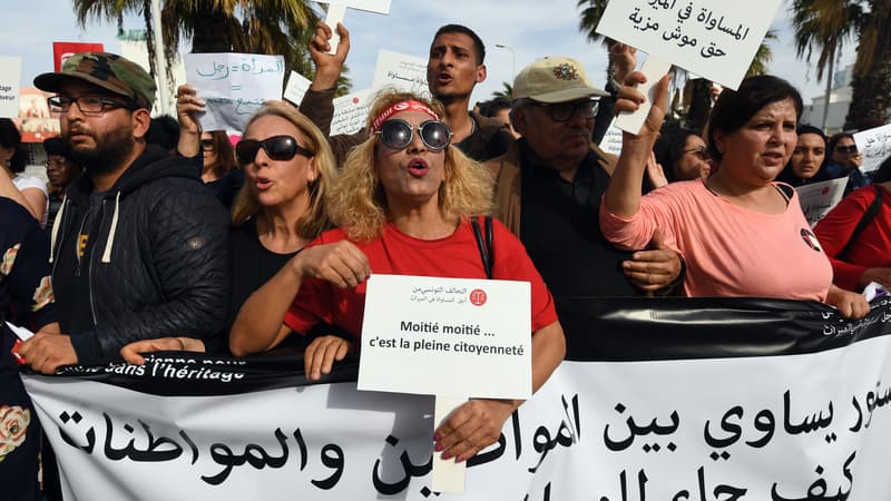 Des Tunisiens manifestent pour demander la modification des lois régissant l'héritage, le 10 mars 2018 à Tunis. 