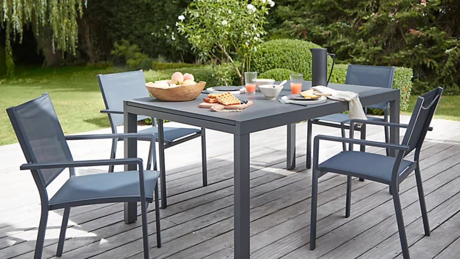 Cette table de jardin extensible fait un carton sur Castorama avec le