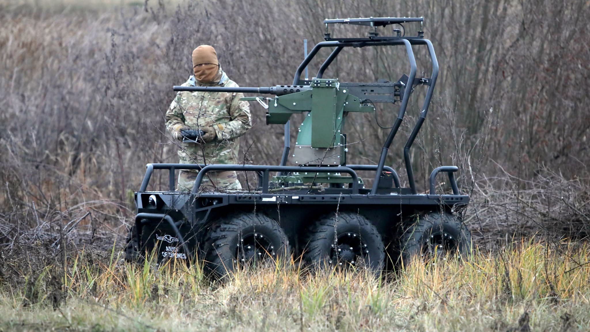 Un opérateur contrôle le système robotique terrestre universel Ravlyk lors d'une démonstration en Ukraine le 9 décembre 2025. Fabriqué en Ukraine, le système Ravlyk peut être utilisé pour la livraison de marchandises, l'évacuation des blessés et d'autres tâches logistiques Un opérateur contrôle le système robotique terrestre universel Ravlyk lors d'une démonstration en Ukraine le 9 décembre 2025. Fabriqué en Ukraine, le système Ravlyk peut être utilisé pour la livraison de marchandises, l'évacuation des blessés et d'autres tâches logistiques