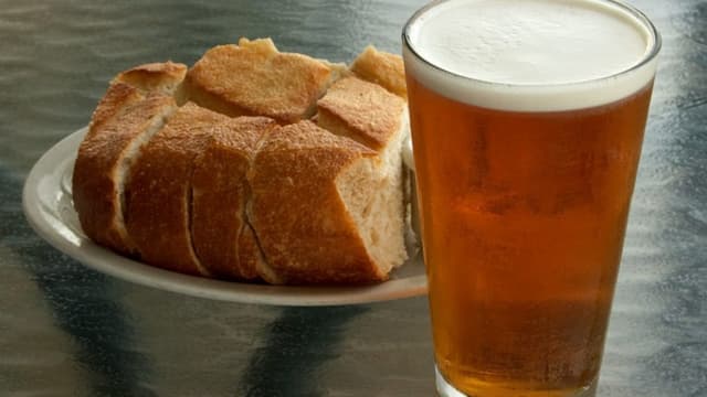 Il faut huit kilos de pain pour produire 100 litres de bière. (Image d'illustration)