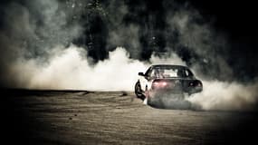 Une voiture s'adonnant à la pratique du Drift ILLUSTRATION 