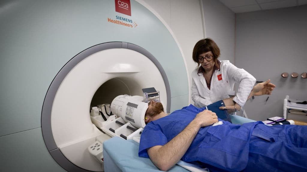 Un volontaire examiné par l'IRM Iseult au CEA à Gif-sur-Yvette, dans l'Essonne, le 22 mars 2024