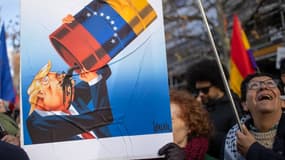 Des groupes de gauche organisent un rassemblement devant l'ambassade des États-Unis à Madrid, en Espagne, le 3 janvier, pour condamner les attaques menées par les États-Unis à Caracas et l'arrestation illégale du président Nicolas Maduro et son transfert dans une prison de New York avec son épouse.