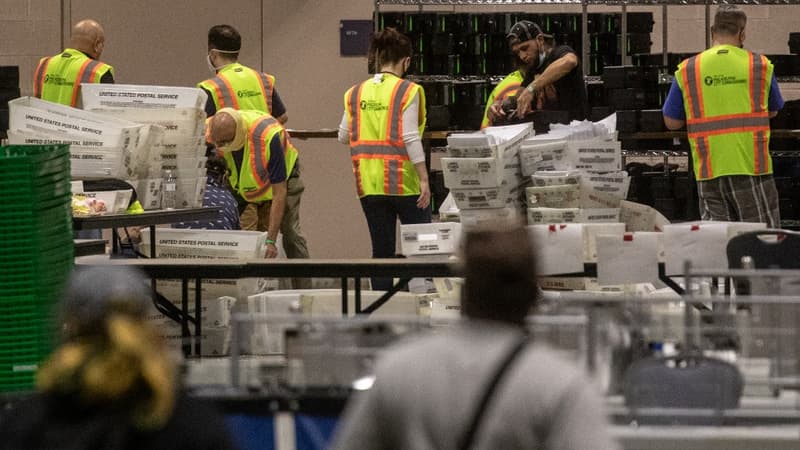 Un centre de dépouillement de bulletins de vote à Philadelphie en Pennsylvanie le 6 novembre 2020.