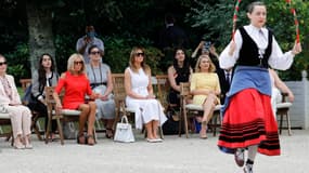 Les conjointes de chefs d'Etat assistent à un spectacle de danse basque, le 25 août à Cambo-les-Bains. 
