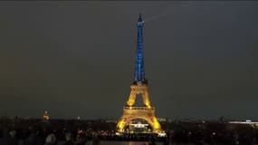 La tour Eiffel aux couleurs de l'Ukraine le 23 février 2023
