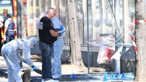 Les médecins et policiers, sur les lieux de l'attaque à la voiture qui a fait un mort et un blessé à Marseille le 21 août 2017