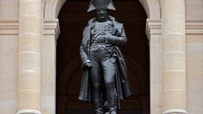 Statue de Napoléon dans la Cour des Invalides. 