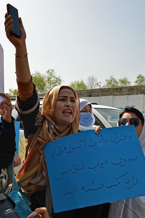 Une vingtaine de femmes et de filles ont manifesté à Kaboul, le samedi 26 mars 2022 