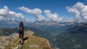 Une randonneuse sur le sentier des Rognes, dans le massif du Mont-Blanc (Photo d'illustration).