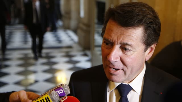 Les réactions pleuvent à la suite de la décision du gouvernement de faire recours au 49-3 pour la loi Macron. Pour le député-maire UMP de Nice, Christian Estrosi, il s'agit même d'une sorte de coup d'Etat".