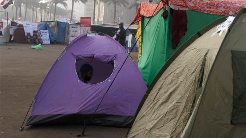 De jeunes militants égyptiens se sont installés jeudi sur la place Tahrir, au Caire, qu'ils ont promis d'occuper jusqu'à ce que les militaires du Conseil suprême des forces armées remettent le pouvoir à des civils. /Photo prise le 26 janvier 2012/REUTERS/