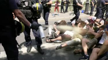 Image extraite d'une des vidéos diffusées sur les réseaux sociaux, dans laquelle des CRS utilisent du gaz lacrymogène sur des manifestants au sol.