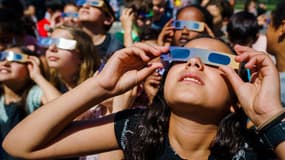 Des enfants observant une éclipse, aux Pays-Bas en juin 2021.