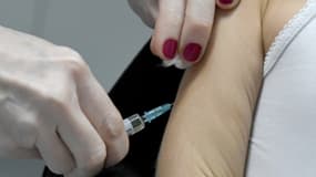 Un agent de santé administre un vaccin contre la rougeole dans un hôpital de Podgorica (Monténégro), le 16 février 2022. (Photo d'illustration)