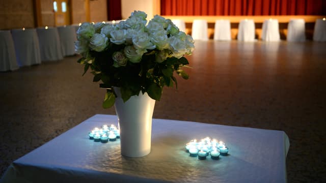 La salle de réception de Puisseguin a été transformée en chapelle éphémère, à la mémoire des victimes de la collision meurtrière de vendredi.