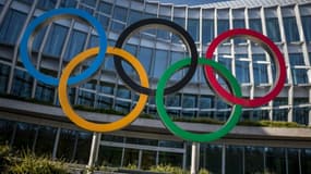 Les anneaux olympiques devant le siège du CIO, le 19 mars 2024 à Lausanne, en Suisse