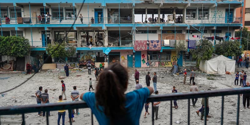 Une enfant palestinienne dans une école de l'ONU qui accueille les personnes déplacées par le conflit, à Nuseirat, dans le centre de la bande de Gaza, le 6 juin 2024.