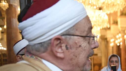 Emmanuel Macron lors de sa visite dans la mosquée Zitouna, à Médine, en Tunisie