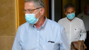 Les anciens pilotes Bruno Odos (d) et Pascal Fauret arrivent au tribunal d'Aix-en-Provence pour leur procès dans l'affaire "Air cocaïne", le 7 juin 2021