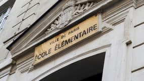 Entrée d'une école élémentaire à Paris