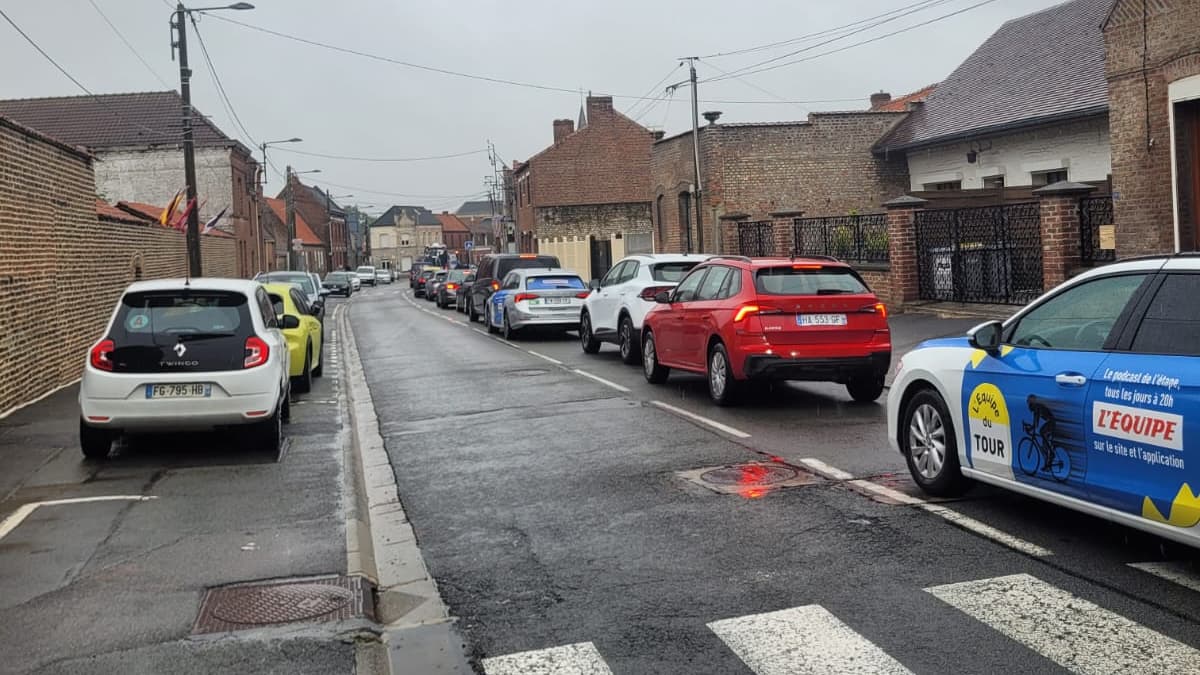 Un embouteillage avant le départ de la 2e étape du Tour de France à Lauwin-Planque, le 6 juillet 2025 Un embouteillage avant le départ de la 2e étape du Tour de France à Lauwin-Planque, le 6 juillet 2025