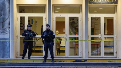 Des policiers montent la garde à l'entrée du lycée Gambetta à Arras (Pas-de-Calais) le 14 octobre 2023, au lendemain de l'attaque au couteau qui a coûté la vie à un enseignant et blessé grièvement trois autres personnes.