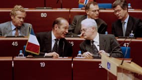 Le président français Jacques Chirac (à gauche) s'entretient avec son Premier ministre Lionel Jospin lors de la séance matinale du sommet de l'UE, le 11 octobre 1997, au Conseil de l'Europe à Strasbourg.