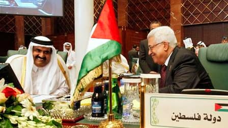 Le président de l'Autorité palestinienne Mahmoud Abbas (à droite), aux côtés du chef de la diplomatie qatarie, le cheikh Ahmad ben Djassim ben Djaber al Thani, lors de la réunion des ministres des Affaires étrangères des pays de la Ligue arabe à Syrte. Le