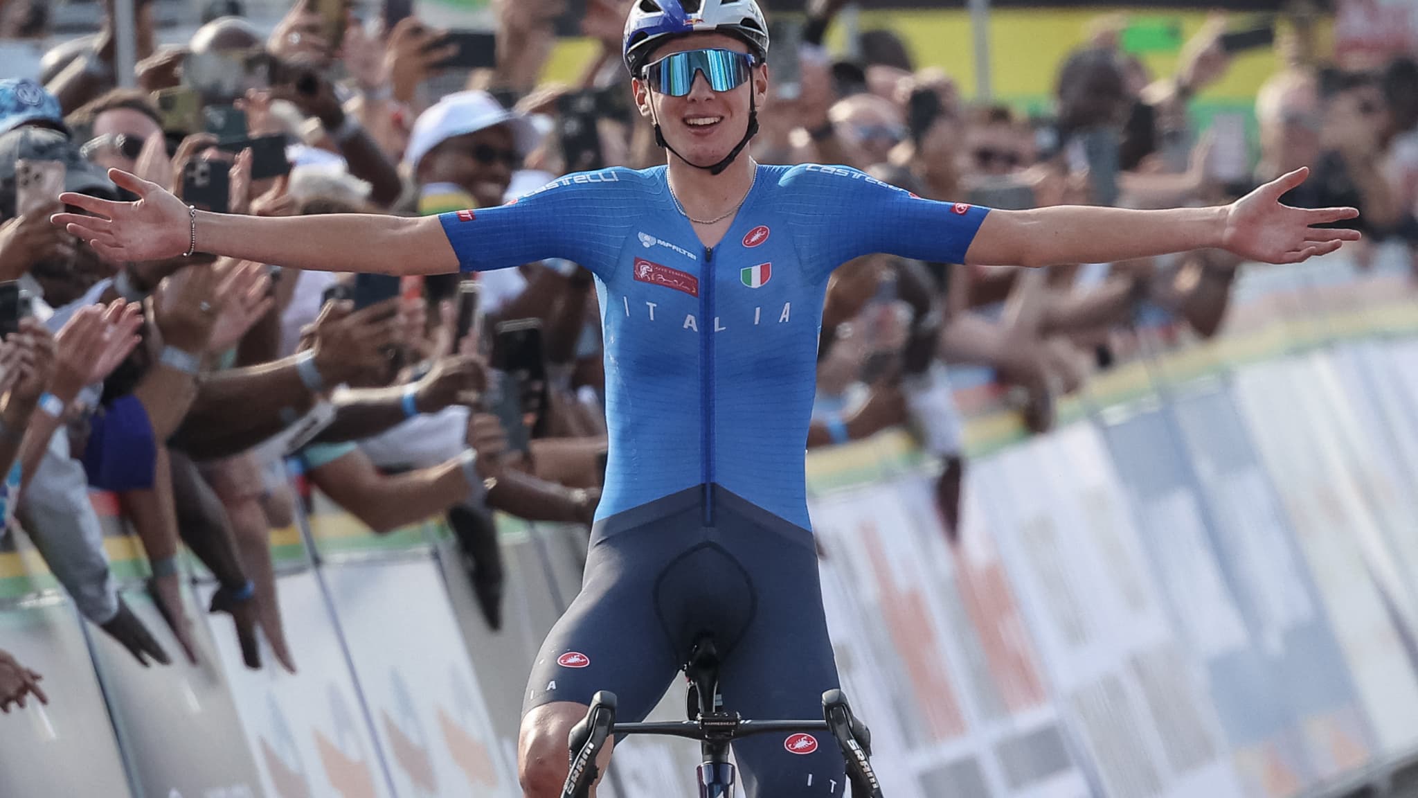 Lorenzo Finn est sacré champion du monde de la course en ligne des championnats du monde de cyclisme sur route 2025 à Kigali au Rwanda