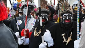 Des participants au carnaval de Dunkerque grimés en noirs en 2010.