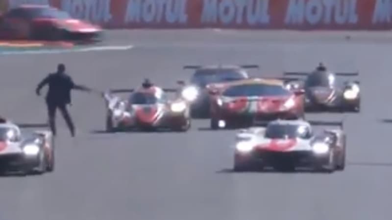 24 Heures du Mans: grosse frayeur à l'arrivée, une voiture évite de peu un membre de l'organisation