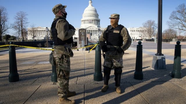 Des membres de la Garde nationale devant le Capitole le 7 janvier 2021, au lendemain de l'invasion du bâtiment par des partisans de Donald Trump